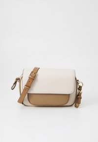 Kryžminė rankinė iš tekstūruotos smėlio ir šviesiai rudos odos, su uždarymu atlošu ir reguliuojamu dir�želiu su auksinės spalvos detalėmis.