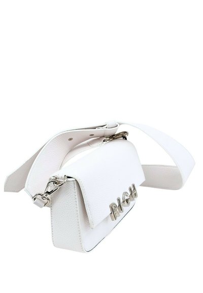 Borsa a spalla bianca in pelle con superficie texturizzata, dotata di chiusura a pattina e della parola "RICH" in lettere metalliche sulla parte frontale.