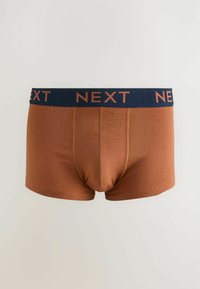 Bruna herrboxershorts i mjukt tyg, med en mörkblå midja som har "NEXT"-logotypen i kontrasterande bokstäver.
