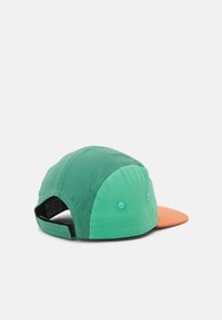 Green and orange baseball cap with a flat brim. Made of cotton fabric, featuring a curved crown and contrast stitching. Adjustable strap at the back.