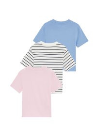 Tři trička s krátkým rukávem: jedno jednobarevné modré, jedno jednobarevné růžové a jedno bílé s námořnickými pruhy, všechna s kulatým výstřihem a vyrobená z bavlny.