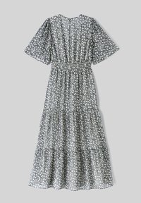 Robe maxi florale en noir et blanc, avec des manches courtes évasées, une taille smockée et une jupe à volants avec un motif subtil.