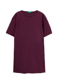 Camiseta de manga corta color marrón hecha de algodón suave, con cuello redondo, corte recto y sin patrones o adornos visibles.