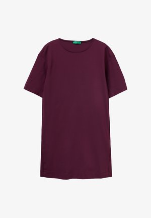 Camiseta de manga corta color marrón hecha de algodón suave, con cuello redondo, corte recto y sin patrones o adornos visibles.