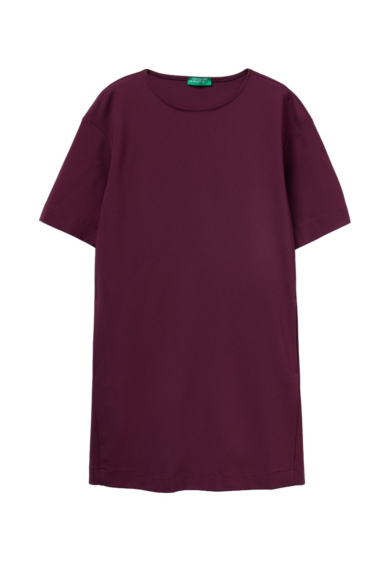 Camiseta de manga corta color marrón hecha de algodón suave, con cuello redondo, corte recto y sin patrones o adornos visibles.