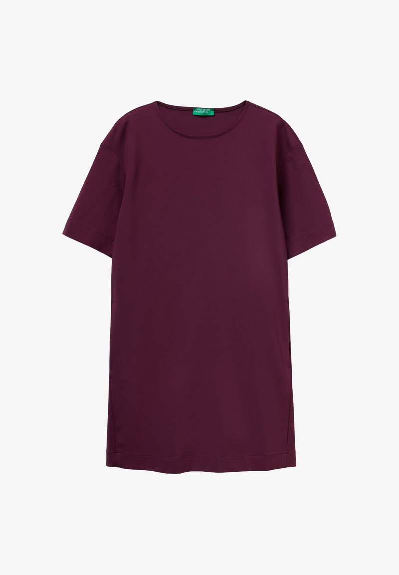 Camiseta de manga corta color marrón hecha de algodón suave, con cuello redondo, corte recto y sin patrones o adornos visibles.