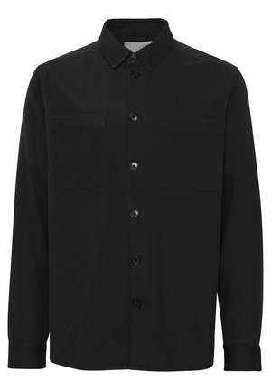 Schwarzes Hemd mit Knöpfen aus glattem Stoff, mit Kragen, zwei vorderen Taschen und schwarzen Knöpfen. Einfaches Design, gerade geschnittene Saumlinie.