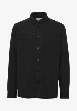 Schwarzes Hemd mit Knöpfen aus glattem Stoff, mit Kragen, zwei vorderen Taschen und schwarzen Knöpfen. Einfaches Design, gerade geschnittene Saumlinie.