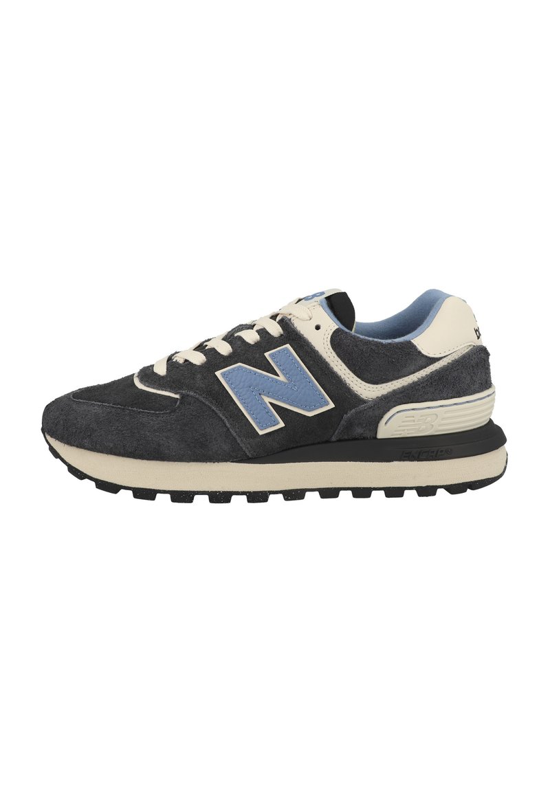 Baskets New Balance en suede gris et beige avec logo "N" bleu clair, lacets blancs et semelle en caoutchouc noir, vues depuis l'extérieur.