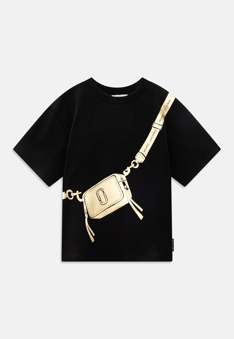 T-shirt in cotone nero con una grafica dorata di una borsa e un design a tracolla sulla spalla, con maniche corte e collo rotondo.