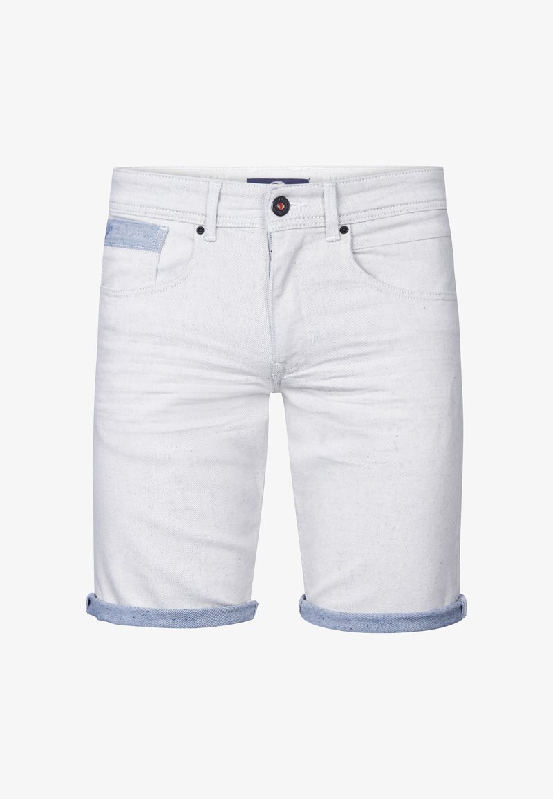 Shorts en denim blanc avec un ourlet roulé, présentant un accent en tissu bleu clair sur la poche et une fermeture à bouton en métal.