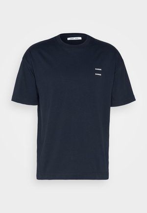 Dunkelmarineblaues T-Shirt mit kurzen Ärmeln und Rundhalsausschnitt, auf dem zweimal ein kleines weißes "SAMSØE"-Logo auf der linken Brust aufgedruckt ist.