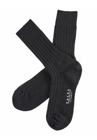 Calcetines negros con un diseño acanalado, hechos de un material suave y elástico. Tienen la punta y el talón reforzados. La etiqueta dice "Falke".