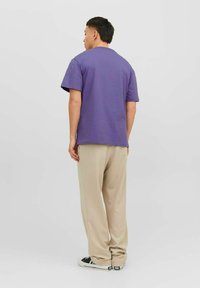 Jack & Jones JORVESTERBRO CREW NECK - Camiseta estampada - twilight purple