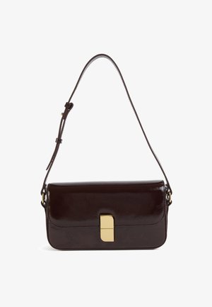 Donkerbruine leren schoudertas met een goudkleurige rechthoekige sluiting en een verstelbare riem op een witte achtergrond.