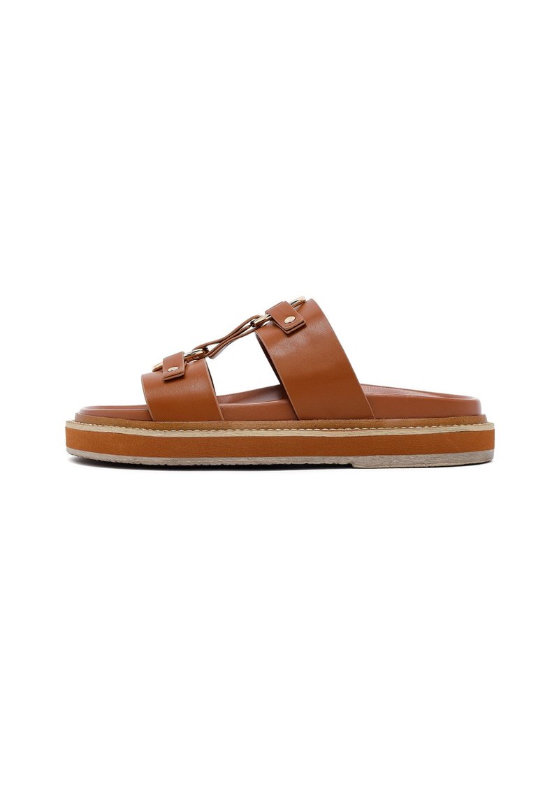 Sandali scivolati in pelle marrone con due ampie cinghie, accenti in metallo e una suola stratificata che presenta una base beige e un intersuola arancione.