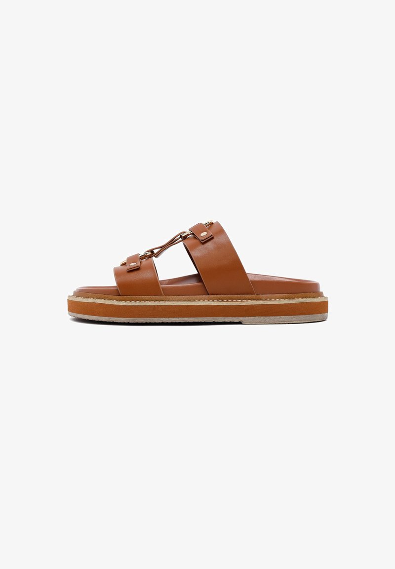 Sandales à glisser en cuir marron avec deux larges brides, des accents métalliques et une semelle superposée avec une base beige et un intercalaire orange.