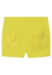 Světlé žluté denimové kraťasy s třepeným lemem, dvě zadní kapsy s neonově růžovým šitím ve tvaru srdce.