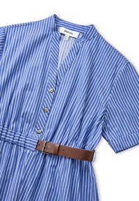 Abito a righe blu e bianche con colletto a punte, maniche corte e chiusura con bottoni, stretto in vita con una cintura in pelle marrone.