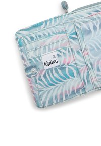 Kipling peněženka s modro-růžovou látkou s listovým vzorem, obsahující více slotů na karty a bezpečnostní štítek RFID, uzavíratelná stříbrným patentkem.