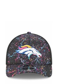 Schwarze Kappe mit dem Logo der Denver Broncos. Das Design umfasst ein mehrfarbiges Spritzmuster und einen gebogenen Schirm. Hergestellt aus strukturiertem Stoff.