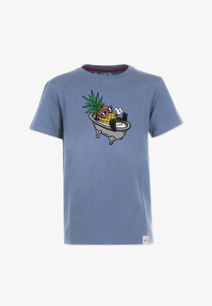 Blå bomulds t-shirt med et grafisk motiv af en ananas i et badekar, iført solbriller, med en grøn, tornet krone og sorte poter.