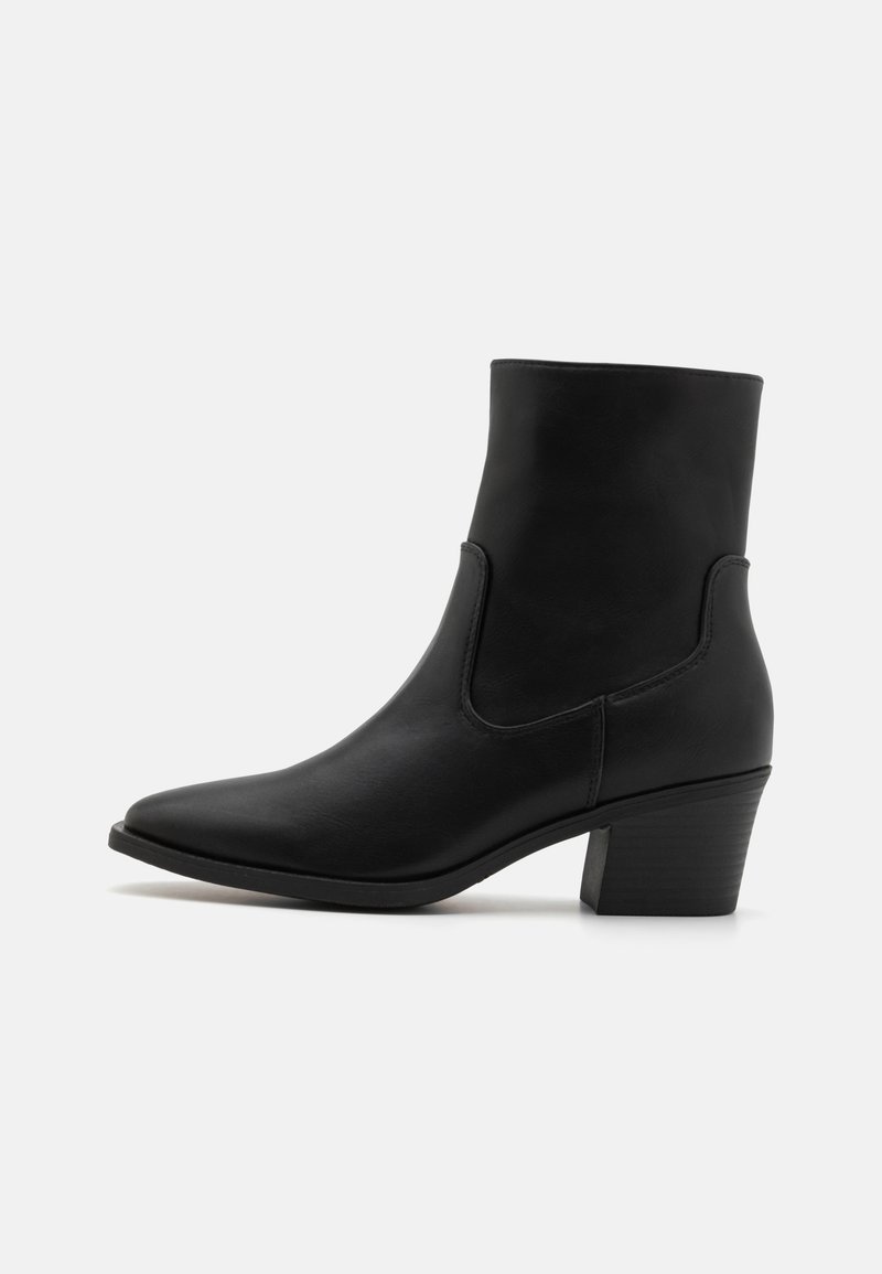 Botină din piele neagră, cu vârful ascuțit, panouri elastice pe laterale și toc stivuit, având o textură netedă și un design minimalist.