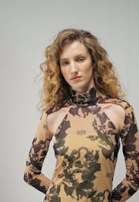 ROKH SHOULDER CUTOUT DRESS - Μάξι φόρεμα - black/camel