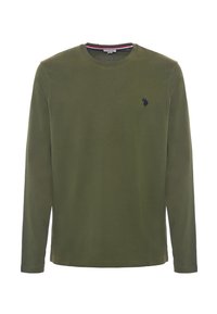 T-shirt a maniche lunghe di colore verde oliva realizzato in tessuto morbido, con scollatura rotonda e un piccolo logo blu navy sul petto.