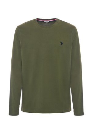 T-shirt a maniche lunghe di colore verde oliva realizzato in tessuto morbido, con scollatura rotonda e un piccolo logo blu navy sul petto.