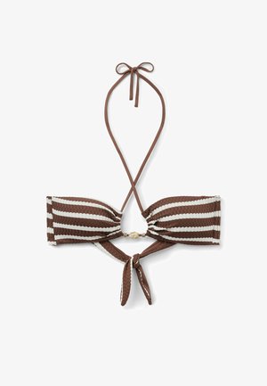 Top de bikini a rayas marrón y blanco con tiras halter en el cuello, tela con textura y un pequeño detalle de concha en el centro delantero.