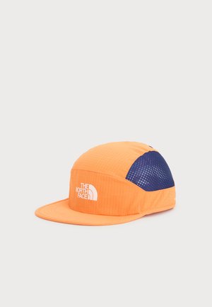 Orange og mørkeblå North Face kasket med flad skygge og meshpaneler på siderne for ventilation.