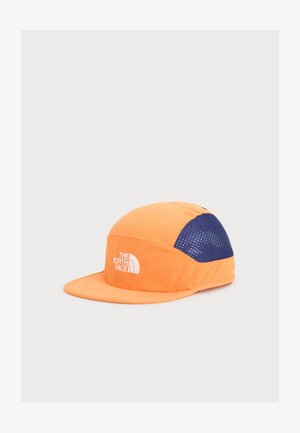 Orange og mørkeblå North Face kasket med flad skygge og meshpaneler på siderne for ventilation.