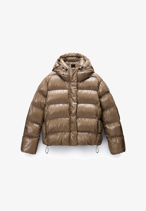 Braune Puffjacke mit glänzendem Finish, gestepptem Design, Kapuze und verstellbaren Kordeln am Saum und Kragen.