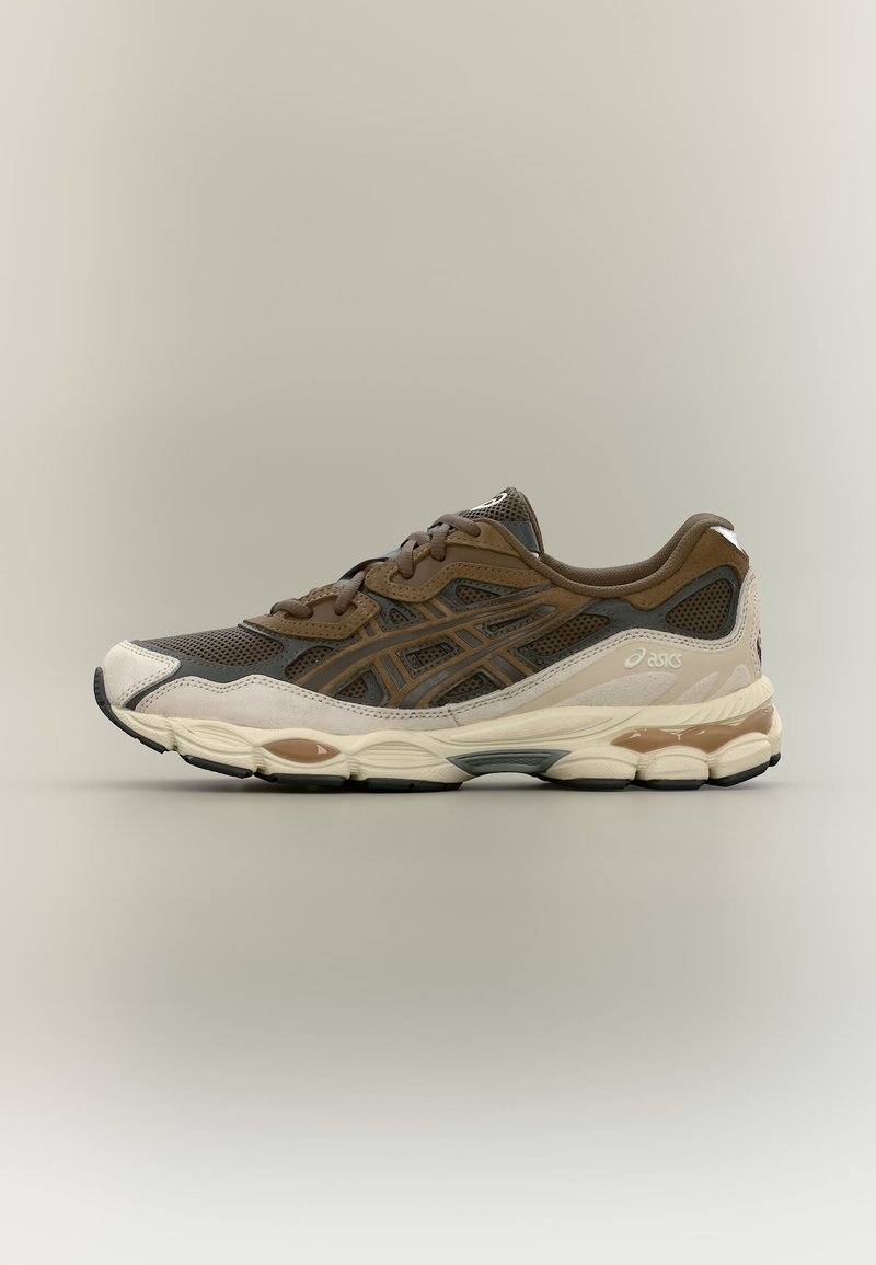 Chaussure de course Asics marron et beige avec dessus en mesh et cuir, fermeture à lacets, et semelle amortie sur un fond neutre.