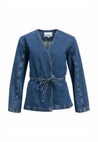 Veste en denim avec un décolleté en V profond, des manches longues et une taille ceinturée avec des détails de couture visibles dans une couleur bleu moyen.