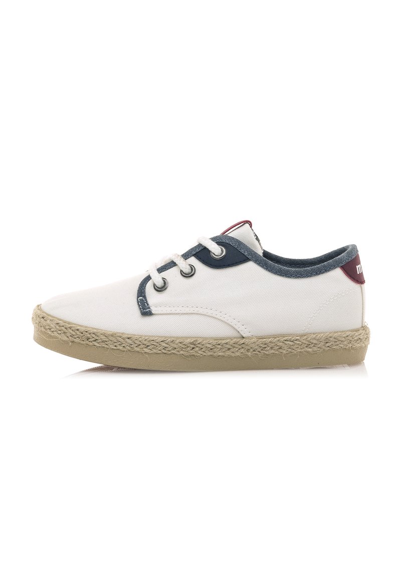 Scarpa di tela bianca con dettagli blu marino e bordeaux, punta rotonda, suola in juta stile espadrilla e design con lacci.