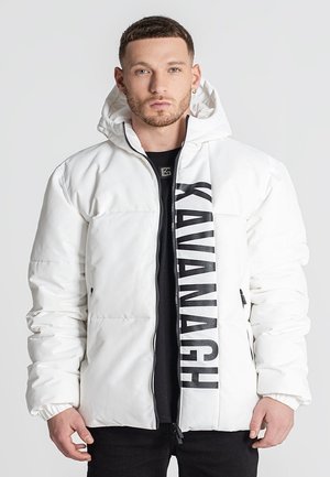 Chaqueta blanca acolchada con capucha y cremallera negra. Presenta una gran impresión vertical negra con la palabra "KAVANAGH" en la parte frontal.