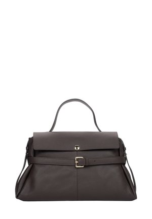Ciemnobrązowa skórzana torebka o zwartej konstrukcji, z płaską górną klapą, ozdobną klamrą i podwójnymi uchwytami dla wszechstronności.