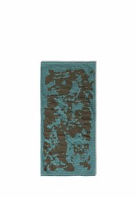 Buff multifunctionele nekbedekking in groenblauw met bruin camouflagepatroon; lichtgewicht, zachte textuur, naadloos ontwerp, veelzijdig voor buitengebruik.