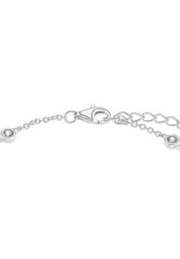 Bracciale d'argento con chiusura a molla a forma di aragosta, caratterizzato da pietre rotonde trasparenti incastonate a intervalli lungo una delicata catena. Texture liscia e finitura lucida.
