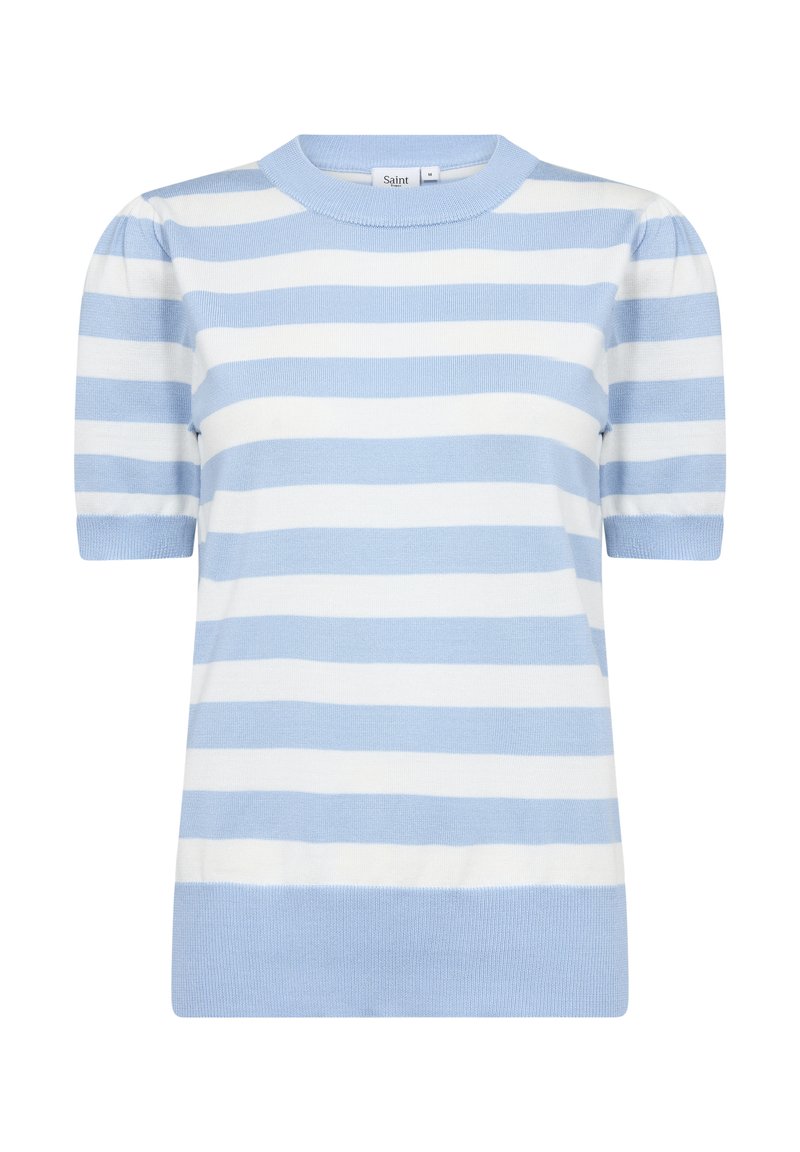 W paski sweter z krótkim rękawem w jasnoniebieskim i białym kolorze, z prążkowanym okrągłym dekoltem i bufkami na rękawach, wykonany z miękkiego materiału dzianinowego.