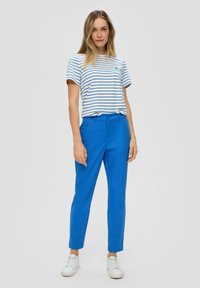 s.Oliver ELASTISCHE TAPERED LEG - Chino - royalblau