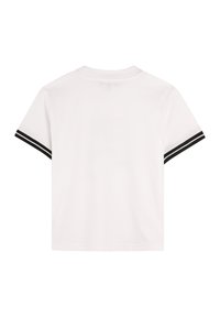 T-shirt blanc à manches courtes avec des doubles rayures noires sur les manches, présentant un col rond et une texture de tissu lisse et douce.