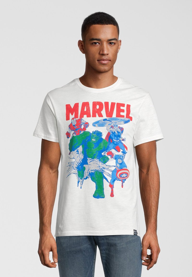 Camiseta de algodón blanca con personajes coloridos de cómics de Marvel impresos en azul y rojo, con "MARVEL" destacado en la parte superior.