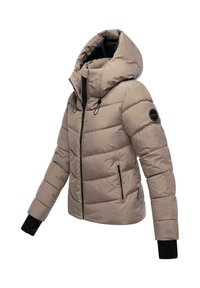 Taupe gewatteerde winterjas met grote capuchon, zwarte binnenmanchetten, een rits aan de voorkant en ritssluitingen aan de zijkanten, schuin naar rechts.