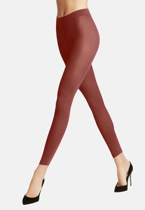Leggings bordeaux realizzati in materiale elastico, con un'alta vita, vestibilità slim e una superficie liscia e lucida. Indossati con tacchi neri.