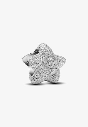 Charm en argent texturé en forme d'étoile avec un centre creux, conçu pour être enfilé sur un bracelet ou un collier.