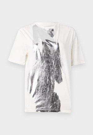 Camiseta de algodón blanca con un diseño gráfico abstracto en plateado en la parte frontal, escote redondo y mangas cortas. Textura suave.