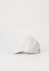 Lys beige baseball cap laget av lin, med en buet skjerm, seks-panel design og en justerbar stropp bak.
